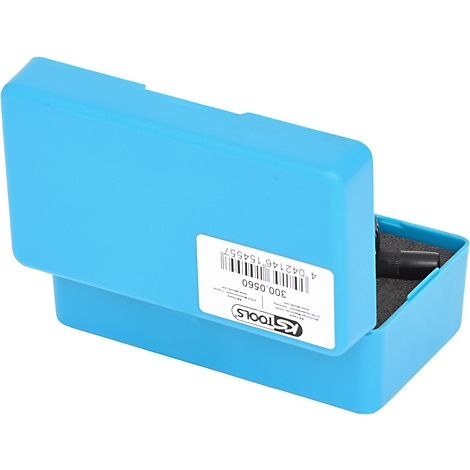 Blaue Werkzeugkiste, teilweise geöffnet. Auf einem Etikett sind Text und Barcode zu sehen.